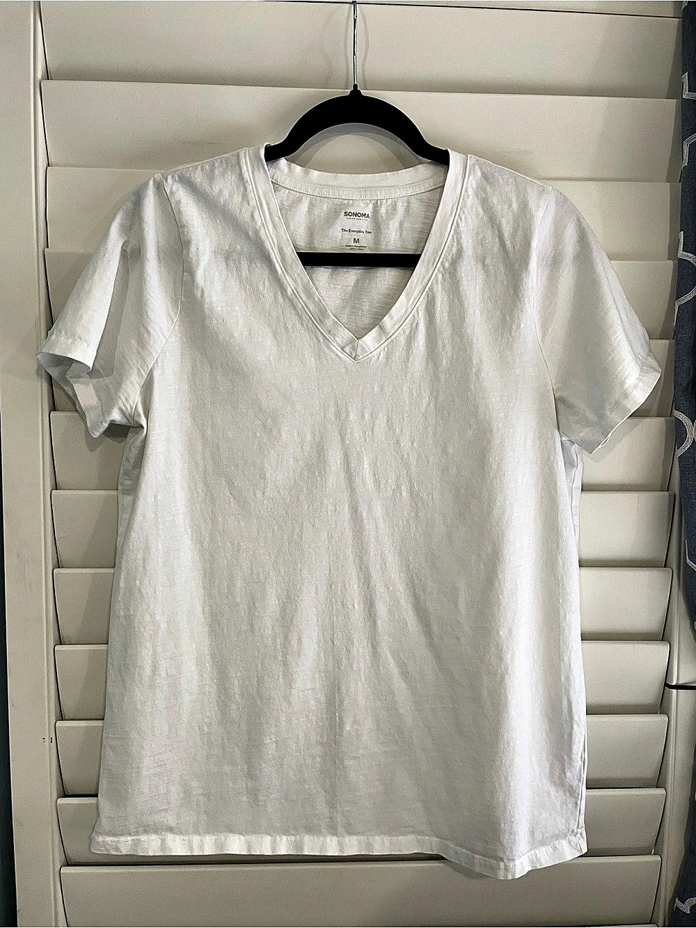 Sonoma V-Neck Short Sleeve Tee in White Size Medium Like New